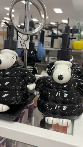 snoopy is a certified new yorker🙂‍↕️🙂‍↕️ #snoopy #homegoods #halloween #newyork #snoopyhalloween @HomeGoods 