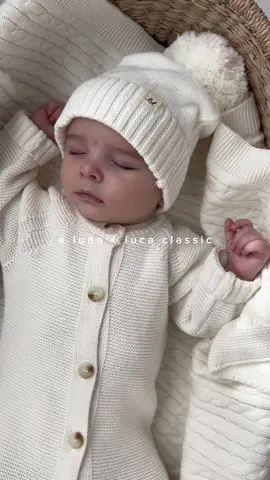 The pearl knit jumpsuit ☁️ #neutralbabyclothes #lunaandluca #babyclothesboutique #heirloombabyclothes #luxurybabyclothes 