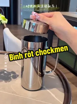 Có những buổi sáng chỉ cần một ly cà phê nóng hổi hay tách trà thơm là cả ngày đã tràn đầy năng lượng. Và chiếc bình inox sáng bóng này chính là “trợ thủ” để mình giữ trọn hương vị ấy lâu hơn. 🌻 Bình nước inox 18/10 cao cấp Chockmen 1L - C412 Model: CKM-JYPC02 💎Thông số sản phẩm: - Chất liệu inox 18/10 - Cao 18cm - Đường kính 8.9cm - Dung tích 1L - Trọng lượng 580g - Giữ nhiệt tốt, không bám mùi, an toàn cho sức khỏe. Thiết kế tối giản: Đường nét tinh tế, bề mặt bóng gương, dễ dàng trở thành điểm nhấn trên bàn ăn hay góc bếp. #chockmen #dobeptot #inox316 #chockmenchinhhang #mailoan 