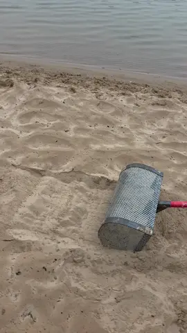 чистка пляжа совком после отдыхающих 