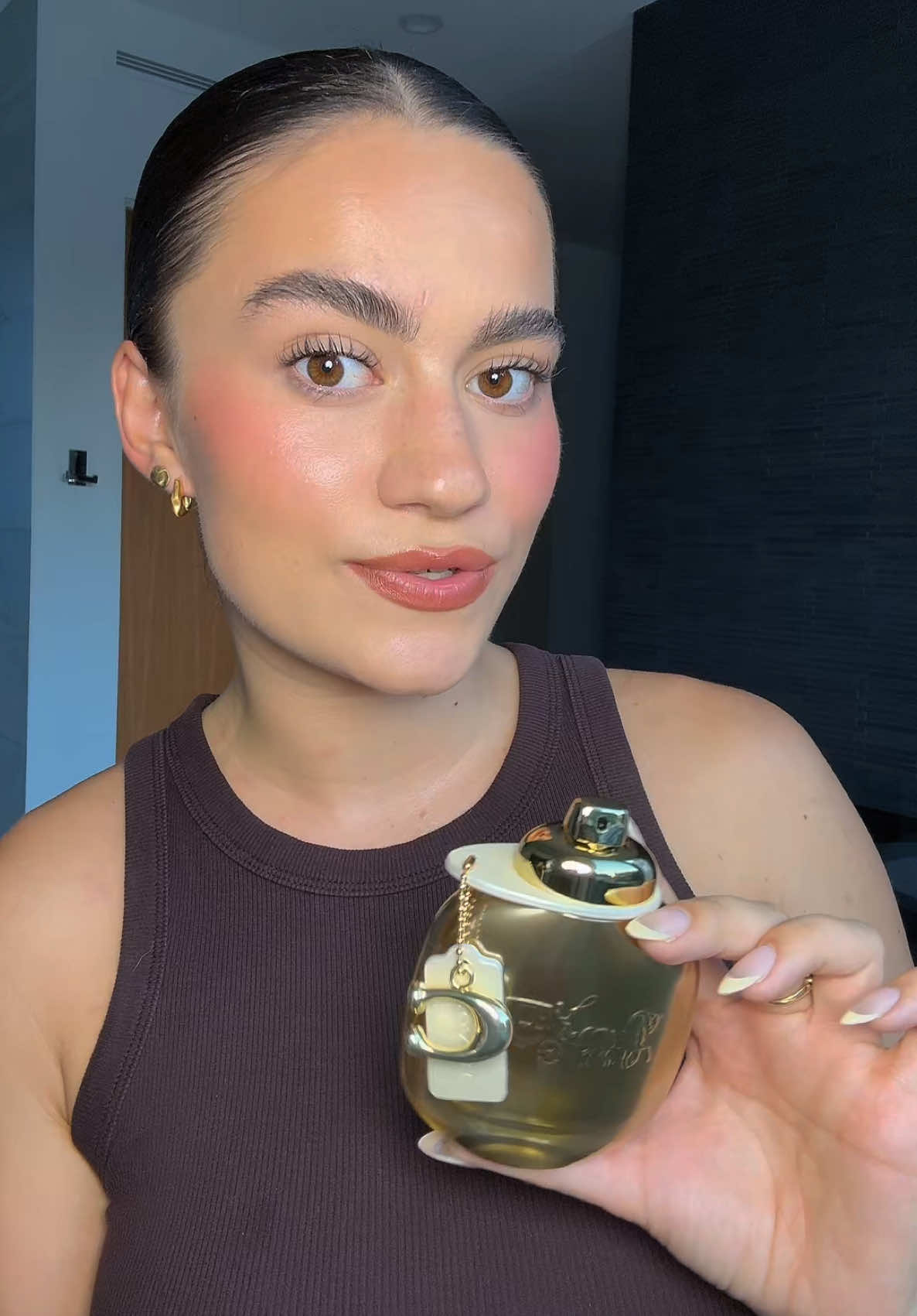 ⭐️ ce parfum gold c’est une pépite ! Je le considère même comme mixte, je verrais bien un homme le porter et c’est totalement mon style je l’aime beaucoup❤️‍🔥  Merci pour ce cadeau @Coach X @Interparfums , il est disponible en exclusivité chez @Nocibé France  gifting**