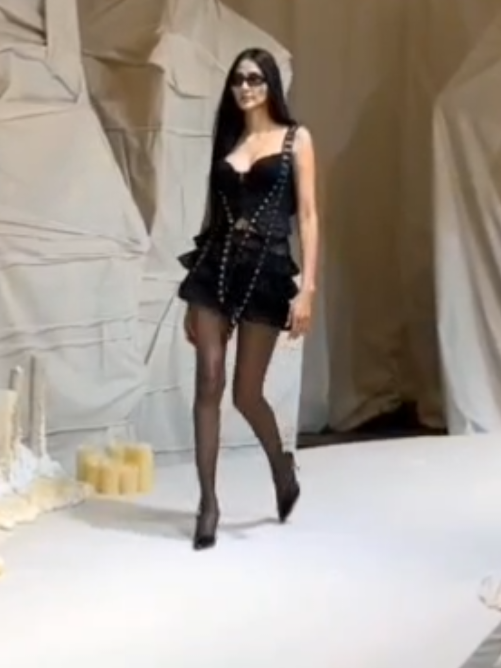 Cố gái cầu toàn luôn làm việc 1 cách chỉnh chu nhất có thể làm cho ntk an tâm khi mời mình diễn , kính nghiệp nên tổ đãi ạ ❤️#hoangthuy #xuhuong #fyp #rehersals 