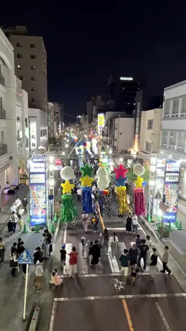 Trong đời, có lẽ nỗi đau lớn nhất không phải là chia xa, mà là phải rời bỏ khi vẫn còn yêu sâu sắc. Không phải vì hết thương, mà vì đã đến lúc phải thả nhau ra, cho nhau tự do. Chúng ta thường nghĩ: tình yêu đích thực là nắm tay nhau thật chặt, vượt qua mọi sóng gió. Nhưng rồi sẽ có một lúc, bạn nhận ra... có những tình yêu đẹp nhất lại kết thúc trong im lặng. Không phải vì nó chưa đủ sâu, mà vì chính sự sâu sắc ấy khiến ta hiểu rằng: có những con đường không thể bước tiếp cùng nhau mà không đánh mất chính mình. Mình vẫn nhớ mãi cái cảm giác khi xem Me Before You. Không phải nước mắt vì bi kịch, mà là sự nhẹ nhõm kỳ lạ. Câu chuyện tình của Lou và Will dạy mình răng: Tình yêu đôi khi không nằm ở kết thúc có hậu, mà ở cách ta buông tay đầy thương yêu, đầy tôn trọng, không trách móc, không giăng xé. Tình yêu đích thực không phải là níu giữ băng mọi giá. Mà là dám nói: 