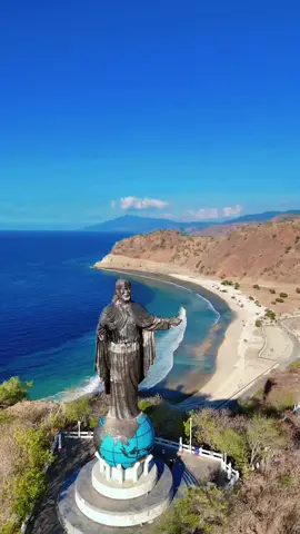 Di ujung kanan Kota Dili, terdapat sebuah patung yang megah berdiri diatas bukit Fatucama. Patung ini bernama Cristo Rei. Cristo Rei bukan hanya sebagai tempat wisata yang indah untuk melihat sunset, akan tetapi juga merupakan saksi sejarah Negara Timor Leste. Patung ini dibangun pada masa Presiden Soeharto sebagai “hadiah” dari pemerintah Indonesia untuk Provinsi Timor Timur. Didirikan pada tahun 1996 dengan tinggi 27 meter yang menjadi simbol penanda integrasi Timor Timur sebagai provinsi ke 27. #timorleste🇹🇱 #fyp #dronevideo #cristoreidilitimorleste🇹🇱 