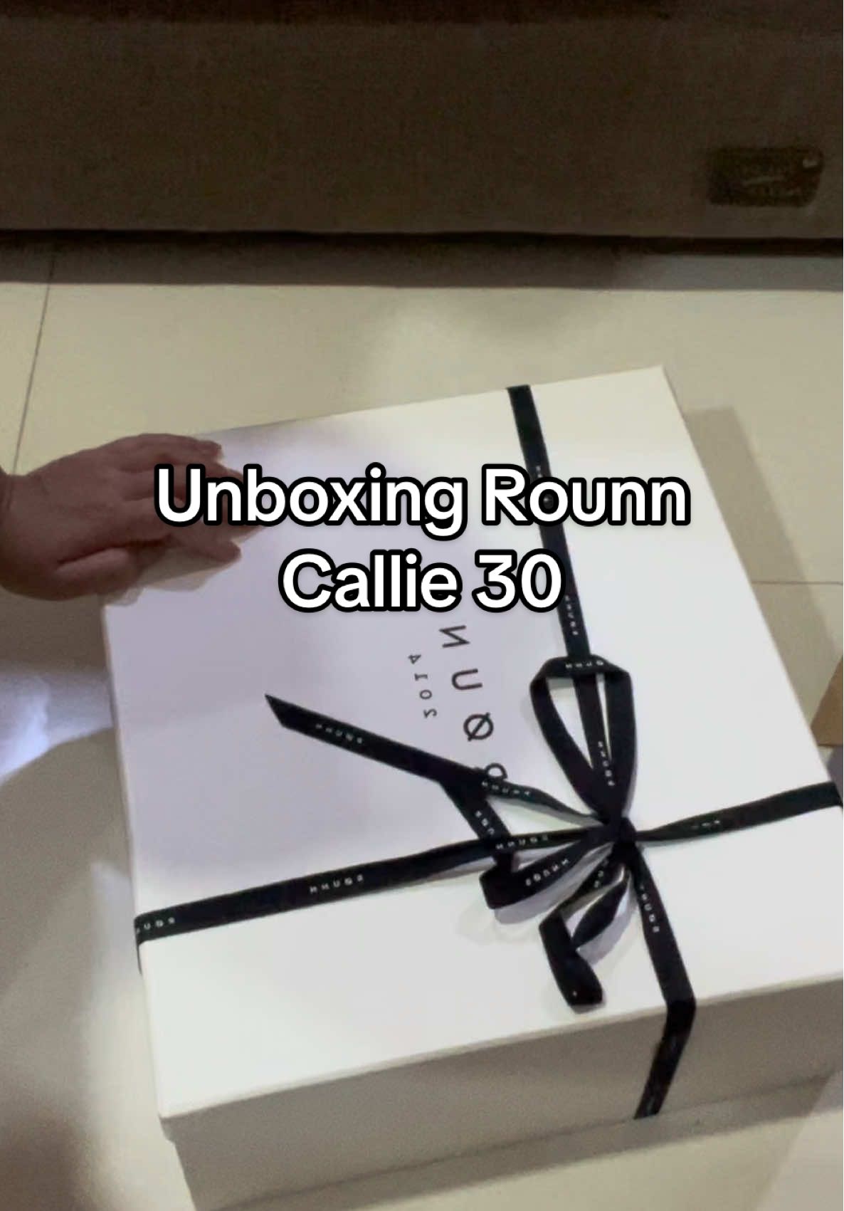 Ini tas lokal brand pertamaku dari @Rounn  Tasnya muat banyak dan mereka menggunakan real Italian leather buat semua tas mereka.   Check keranjang buat yang mau samaan. Mereka juga banyak warna lainnya yang bagus bagus. #rounn #rounnbag #rounnofficial #taslokal #rounncallie30  