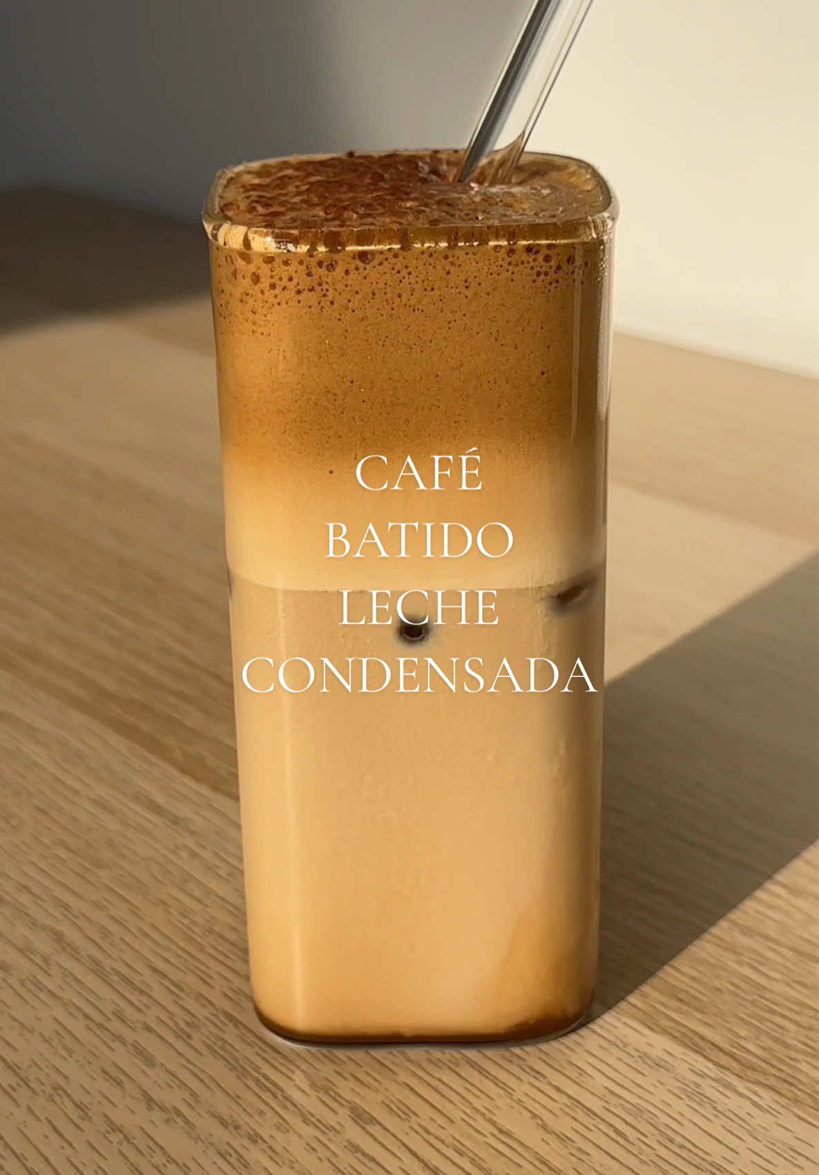 Café batido con leche condensada ☕️🤎 ingredientes:  •1 cuchara de café instantáneo •1 poquito de leche condensada •cubrir con agua y batir •leche •cacao en polvo para decorar  Y listo 🥰 #asmr #cafe #café #coffee #Recipe
