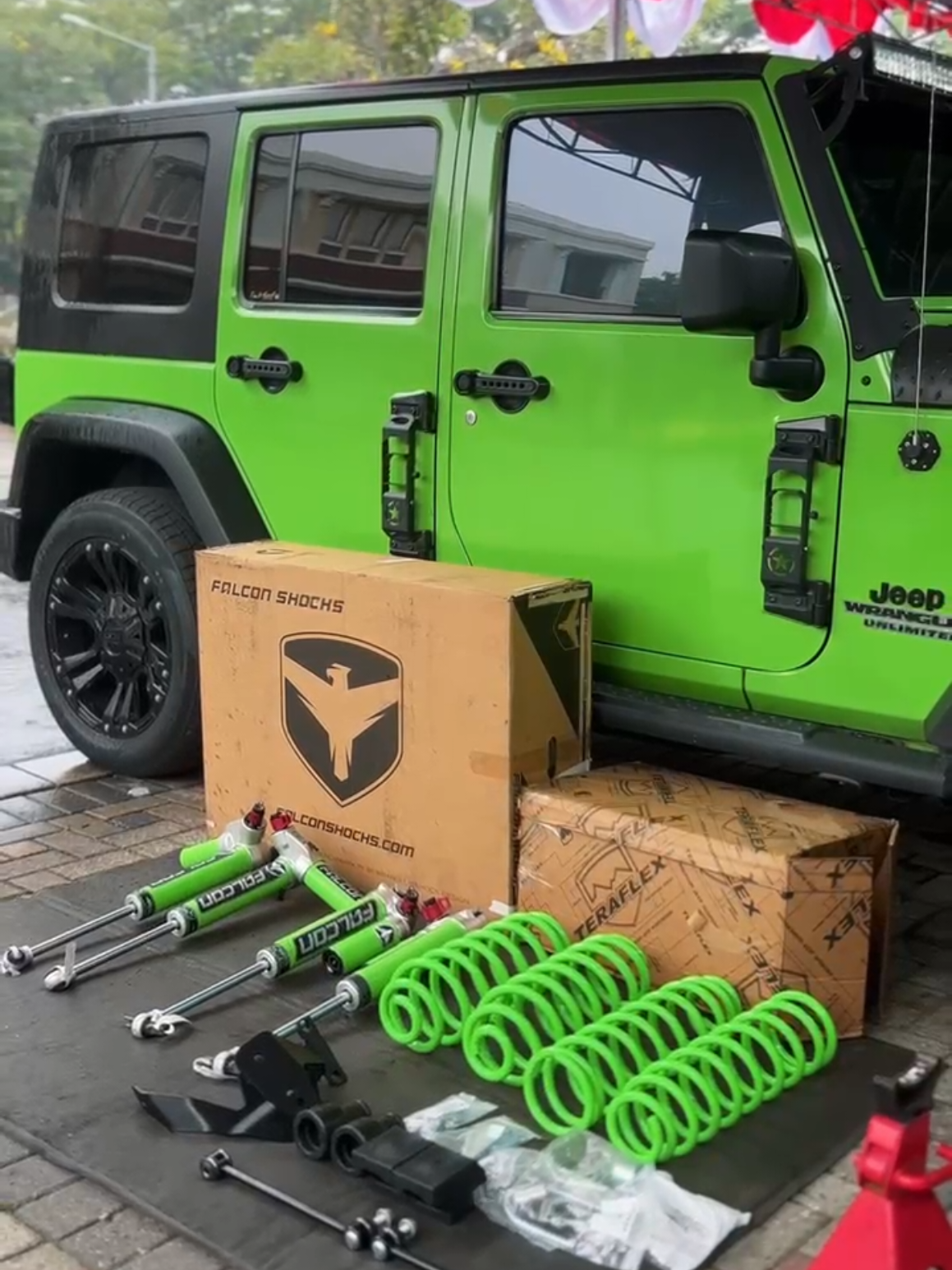 JEEP JK Falcon 3.3 Monotube Piggy Back With Fast Adjust Knob @falconshocks Teraflex 2.5 inch lift kit @teraflexsuspension Thanks bang @dons_moge 🙏 Request warna hijau stabilio 😁 #bengkelsuspensi #bengkelkakikaki #jeepnation #jeepjk #teraflex 