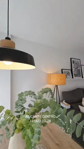 Se vende magnífico piso en el corazón de Alicante, con  mucha luz y buena orientación. Totalmente reformado con materiales de primera calidad y atención a cada detalle, este piso dispone de un gran salón comedor con terraza. La cocina, hecha a medida, destaca por su gran capacidad de almacenaje, galería independiente y electrodomésticos integrados de alta gama. Dispone de dos dormitorios dobles (originalmente tres), uno de ellos con un gran vestidor y baño en suite, además de un segundo baño completo. Impecable estado de conservación para entrar a vivir.  Ventanas de aluminio con acristalamiento tipo climalit con persianas y mosquiteras, paredes lisas, carpintería interior de lacado blanco. Iluminación LED que crea ambiente cálido y acogedor.  Aire acondicionado por conductos frío calor. Situado en un edificio tranquilo con pocos vecinos y gastos de comunidad de solo 60€/mes. Posibilidad de adquirir hasta dos plazas de garaje en la misma finca. Ubicación ideal cerca de todos los servicios, Mercado Central, Plaza de los Luceros y estación de Renfe.  Solicita tu cita para visitar esta propiedad llamando a 6 7 3 8 1 1 5 1 5 o enviando un WhatsApp. WE SPEAK ENGLISH - МЫ ГОВОРИМ ПО-РУССКИ - ON PARLE FRANÇAIS - МИ ГОВОРИМО УКРАЇНСЬКОЮ - ME RÄÄGIME EESTI KEELT - MĒS RUNĀJAM LATVIEŠU VALODĀ *vivienda en venta con exclusividad (RAICV 2659 y APIAL A276). Si tienes una vivienda para vender y deseas que aparezca en las primeras páginas de los portales inmobiliarios y en las redes sociales, no dudes en contactarnos sin compromiso. #natinmobiliaria #inmobiliaria #alicante #agenteinmobiliario  #viviendaenventa 