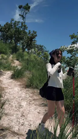 เดินจนหอบ เธอถามว่า ขึ้นไปทำไม #ผาชูธง #ภูหลวง #หลังอานม้าผาชูธง #ภูผาแดง #เดินป่า 