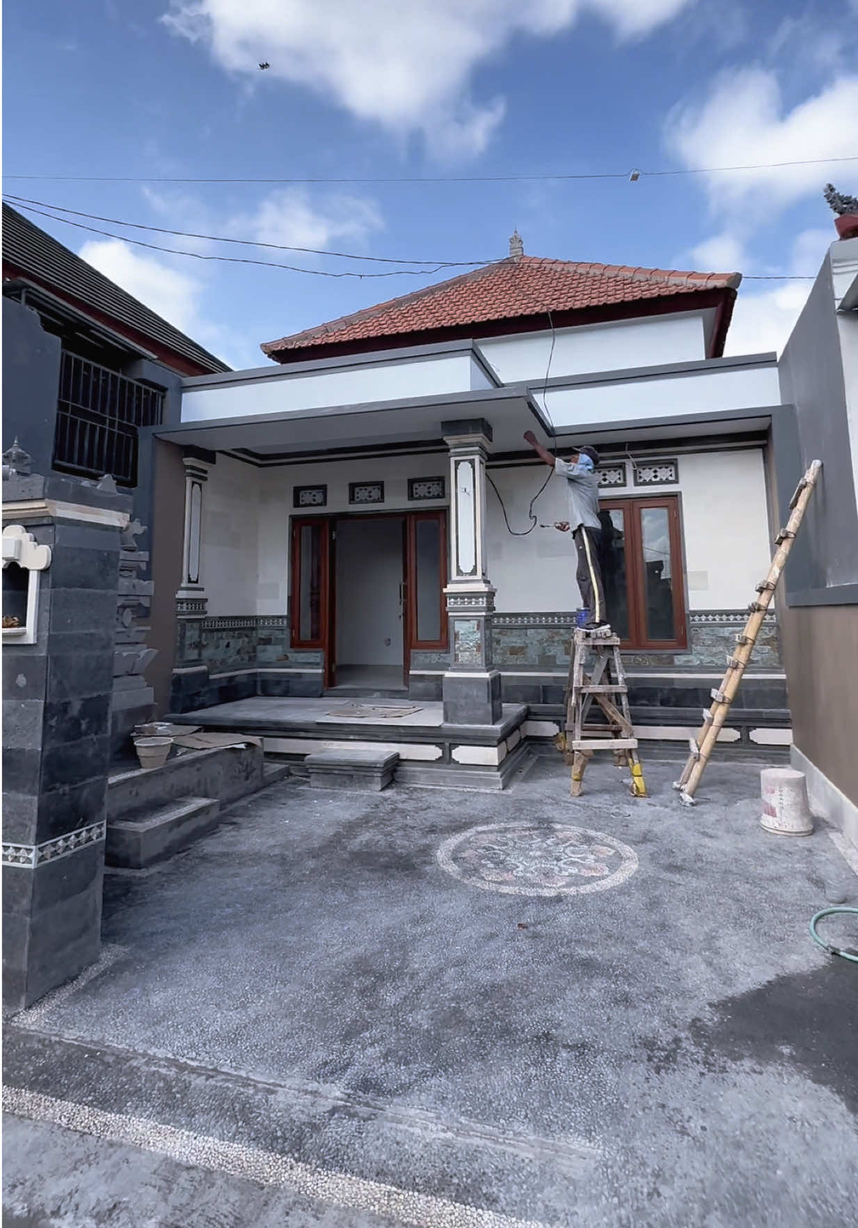 JUAL RUMAH DI BATUBULAN DAN SEKITARNYA ✅ SPESIFIKASI  ✨ Luas Bangunan 65m2 ✨ Luas Tanah 100m2 ✨ 3 Kamar Tidur ✨ 2 Kamar Mandi ✨ Ruang Tamu ✨ Carport ✨ Dapur ✨ Sumur Bor ✨ Ruang Jemur ✅ GRATIS  BIAYA-BIAYA DAN BONUS MENARIK  💥 Sudah dilengkapi dengan dokumen kepemilikan 💥 FREE BIAYA AJB, BPHTB & BBN 💥 FREE BIAYA Notaris 💥 Kitchen Set & Kompor Tanam 💥 2 pelinggih & exos dapur Uang keep cukup 10jt Cash / Kredit DP 30% ✅ 𝗔𝗞𝗦𝗘𝗦 𝗠𝗨𝗗𝗔𝗛 & 𝗦𝗧𝗥𝗔𝗧𝗘𝗚𝗜𝗦 📍10 Menit ke ubud 📍15 Menit ke living word 📍10 menit ke denpasar Jangan Biarkan Kesempatan Emas Ini Terlewat! Dapatkan Rumah Impian Anda di Bali, Indonesia Sekarang! WA : 081236767177 Link WA : https://wa.me/6281236767177