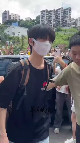 Dương Bác Văn hôm nay tới công ty nè #f4giatoc #duongbacvan_yangbowen_杨博文 #trùng_khánh 