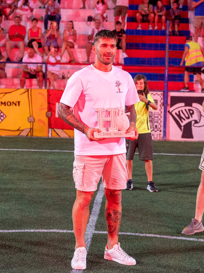 🫵 On je arhitekt napada, umjetnik na terenu, vođa bez kompromisa! U njemu leži snaga volje, strast i onaj čuveni splitski dišpet!  Marko #Livaja po drugi put u karijeri osvojio je Hajdučko srce, prestižnu nagradu koju navijači dodjeljuju najpožrtvovnijem igraču u protekloj sezoni. ❤️💙 👏 Čestitamo našem Marku! 👏 #MarkoLivaja #HajdučkoSrce 