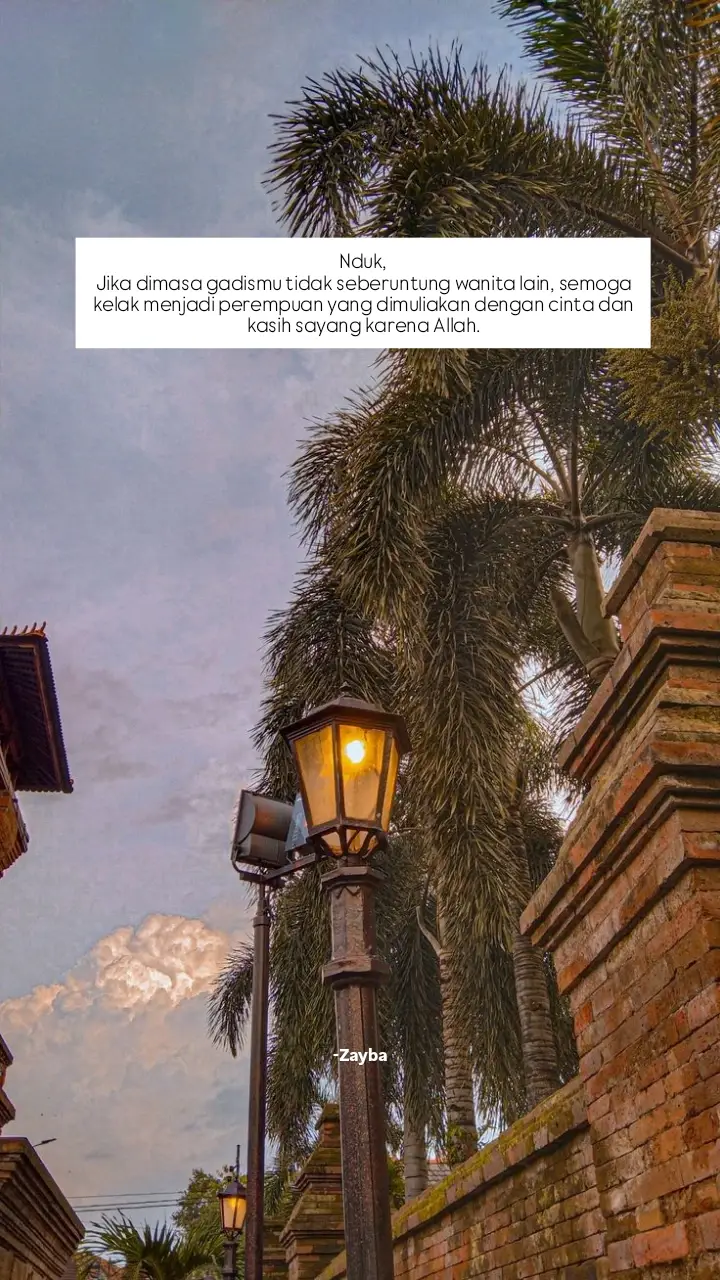 Nduk, cah ayu… Jika masa gadismu njenengan mboten seindah gadis lain, tidak seberwarna seperti hidup wanita lainnya, ingatlah… Allah selalu menyiapkan hadiah yang jauh lebih indah pada waktunya. Mungkin njenengan sakniki ninggali tiang lintu lebih beruntung, tapi kelak, nduk… njenengan akan menjadi wanita yang dimuliakan, dirangkul, dan disayangi dengan tulus hanya karena Allah. Kadang perjalanan hidup niku seperti jalan sepi dan gelap, membuat hati merasa sendirian. Tapi njenengan Kedah imuttt, setiap sepi, setiap air mata yang jatuh, tidak pernah tanpa arti. Semua niku cara Allah membersihkan hati njenengan, menguatkan jiwa njenengan, dan mempersiapkan njenengan menjadi perempuan yang lebih sabar dan lebih tegar saat waktunya tiba. Nduk, jangan biarkan keadaan sekarang membuat njenengan menyerah.nopo ingkang njenengan rasakan sakniki kados latihan, hanya tembok yang harus njenengan lewati sebelum sampai pada taman indah yang telah Allah siapkan untuk njenengan taman penuh cinta, ketenangan, dan kasih sayang yang semuanya bermuara pada ridha-Nya. Dan ingatlah, cah ayu… kelak akan tiba saat di mana semua luka berganti senyum, semua lelah berganti pelukan hangat, dan semua kecewa berubah menjadi rasa syukur. saat niku njenengan semerap lan faham, bahwa setiap ujian hanyalah jalan untuk menjadikan njenengan wanita yang kuat dan pantas dimuliakan. #masyaallahtabarakkallah #untukkusebelumuntukmu #cahayu #muhasabahdiri #Allahku 