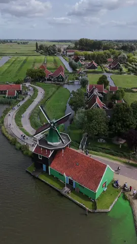 Amsterdam’a sadece 20 dakika uzaklıktaki Zaanse Schans, Hollanda tarihinin canlandığı yaşayan bir müze🏡 ✨Yel değirmenleri ve șirin ahşap evler arasında gezerken etraftan gelen kakao ve waffle kokuları size eşlik ediyor. ✨✨Zaanse Schans, sanki bir tablonun içindeymişsiniz hissine kapılacağınız büyüleyici bir yer. Just 20 minutes from Amsterdam, Zaanse Schans is a living museum where Dutch history comes to life🏡 ✨The scent of cocoa and stroopwafels as you stroll among windmills and charming wooden houses. ✨Zaanse Schans is a fascinating place where you’ll feel as if you’re in a painting. #hollanda #holand #zaanseschans #zaanse_schans #zaanseschans🇳🇱 #zaanseschanswindmill #zaanseschansvillage #chocolatevibes #livingmuseum #dutchlife #gezilecekyerlerdebugün #visitzaanseschans #northholland #thenetherlands🇳🇱 #seyahattutkunu #droneileçekim #ahşapevler #woodenhouses #yeldeğirmenleri #büyüleyici #yerler #djifootage #dronesaregood #nl #countrysidelife