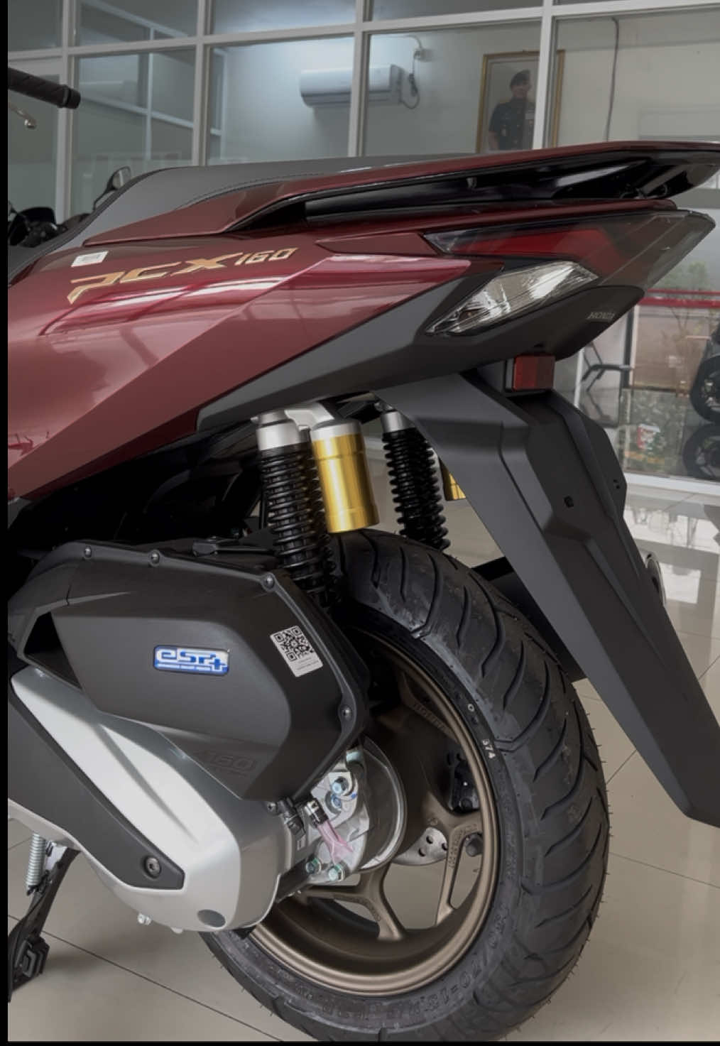 Eksklusif PCX 160 ABS Roadsync Burgundy Warna mewah, teknologi canggih, kenyamanan tiada tara—tampil elegan layaknya seorang sultan. Teman berkendara yang siap bikin kamu jadi pusat perhatian dan cerita. Auto jadi sultan, auto jadi simbol prestise. Khusus untuk kamu yang tahu gaya, dapatkan dengan harga terbaik via konsultan Deni Darusman. Siap riding mewah tanpa kompromi? Let's talk. #PCX160 #HondaPCX #SultanVibes #MotorMewah #PCXRoadsync #PCXABS #PrestiseBerkendara #EksklusifHonda #KonsultanDeniDarusman #HargaTerbaik