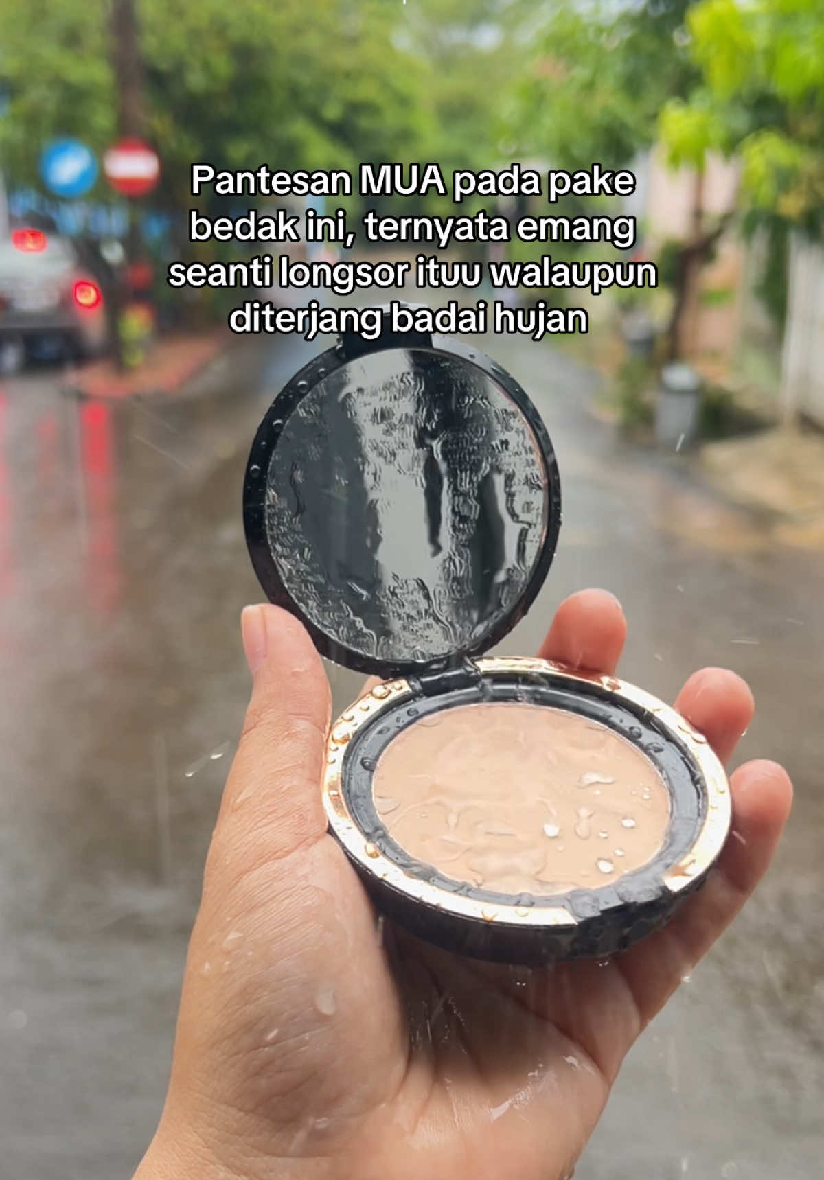 Pantesan MUA pada pake bedak ini, ternyata emang sebaguss ituu sihh #dailycover #dailycoversr12 #sr12herbalskincare #bedakmua #bedakantiluntur 