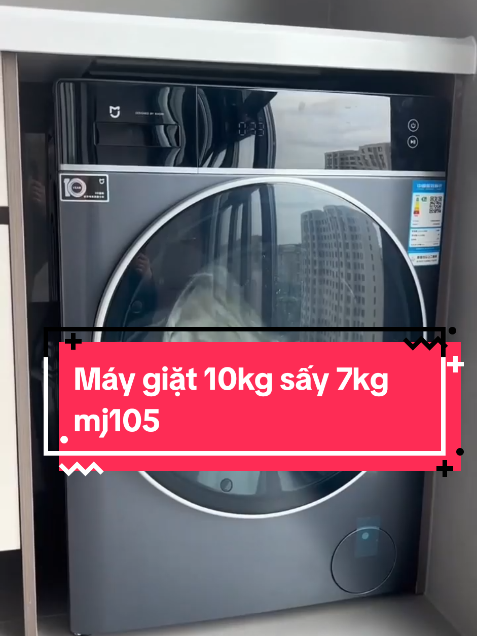 🔥 MÁY GIẶT SẤY XIAOMI MIJIA PRO MJ105 - Giặt 10kg sấy 7kg🔥 ✨ Nổi bật với 11 công nghệ chăm sóc toàn diện: ✅ Điện phân Oxy Xanh – Giặt trắng, diệt khuẩn 99,999%, kháng virus, bảo vệ màu vải. ✅ Sấy 3 chiều nhiệt thấp – Khô nhanh, mềm mại, giữ form áo quần. ✅ Chăm sóc quần áo không cần nước – Khử mùi, chống nhăn, lưu hương thơm lâu. ✅ Giặt nhanh 36 phút – Tiết kiệm tới 45% thời gian, 33% nước, 40% điện. ✅ Cảm biến siêu thông minh – Tự động đong bột giặt/nước xả 1 tháng. ✅ Dòng nước 3D – Đánh bật vết bẩn sâu nhưng vẫn dịu nhẹ với sợi vải. ✅ Tự làm sạch lồng giặt 95°C – Không mùi hôi, không nấm mốc. ✅ Điều khiển từ xa qua app Mijia – Giặt mọi lúc, mọi nơi. ✅ Động cơ DD – Êm ái, bền bỉ, tiết kiệm điện. ✅ Màn hình cảm ứng màu – Dễ dùng cho cả người lớn tuổi. ✅ Thiết kế siêu mỏng 570mm – Gọn gàng, sang trọng, lắp gọn vào tủ. 💡 Đặc biệt: Thêm đồ giặt dễ dàng ngay cả khi máy đang chạy + đèn chiếu sáng chống bỏ sót quần áo ban đêm. 📦 Thông số cơ bản: Giặt 10kg, Sấy 7kg Tốc độ 1200 vòng/phút Công suất sấy 1500W Kích thước: 598×570×850mm