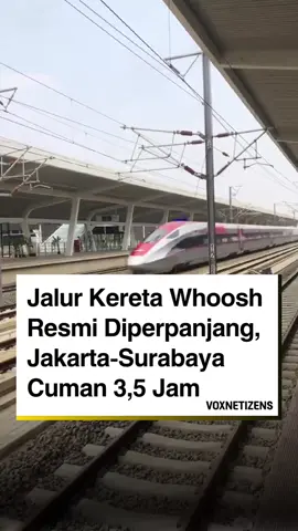 Presiden Prabowo Subianto memerintahkan perpanjangan jalur Kereta Cepat Whoosh hingga Surabaya. Berdasarkan kajian pemerintah, waktu tempuh Jakarta–Surabaya diperkirakan bisa dipangkas dari belasan jam menjadi sekitar 3,5 jam, menghubungkan kota-kota besar seperti Bandung, Yogyakarta, dan Solo. Pemerintah menyiapkan pembentukan satgas khusus dan regulasi pendukung untuk merealisasikan proyek ini. Tantangan utama ada pada skema pendanaan, mengingat proyek tahap pertama Jakarta–Bandung menelan biaya besar dan sebagian dibiayai pinjaman luar negeri. Jika dikelola dengan baik, perpanjangan jalur ini berpotensi memperkuat konektivitas di Pulau Jawa, mendorong pertumbuhan ekonomi, dan menjadi simbol kemajuan transportasi nasional. Sumber: Jawa Pos (11/8/2025) #voxnetizens #KeretaCepat #Whoosh #IndonesiaMaju