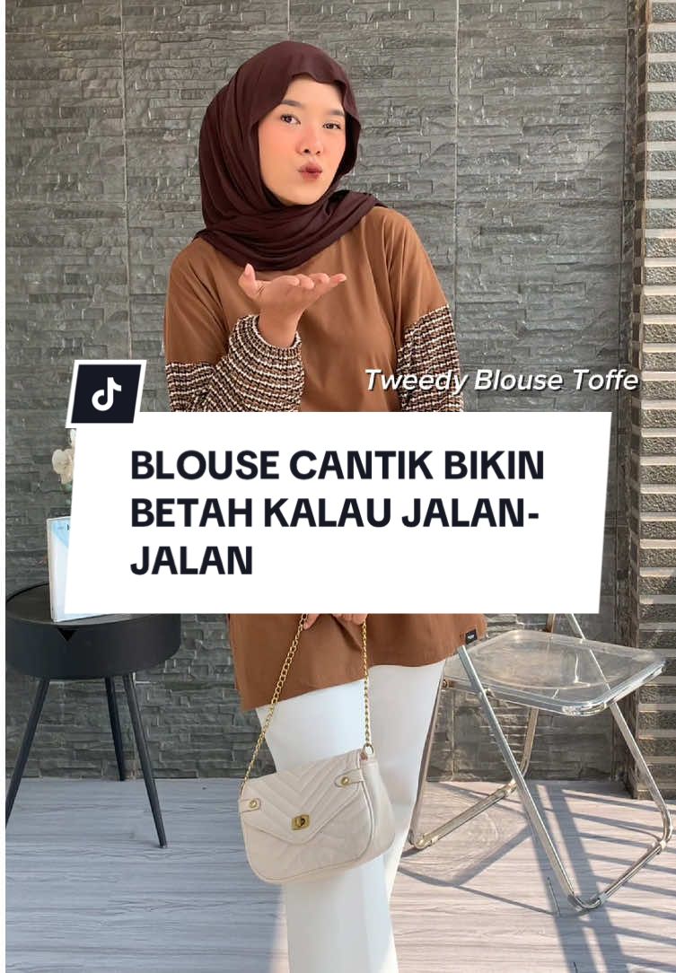 Blouse yang dipakai juga beneran ikut cakep deh! Ada tweedy top blouse yang warnanya toffe, cocok dipakai jalan- jalan karena blousenya juga senyaman itu!😍🫶🏻 #blousemurah #blousewanitamurah #promoguncang88 #promomakanmerdeka #gajiansale 