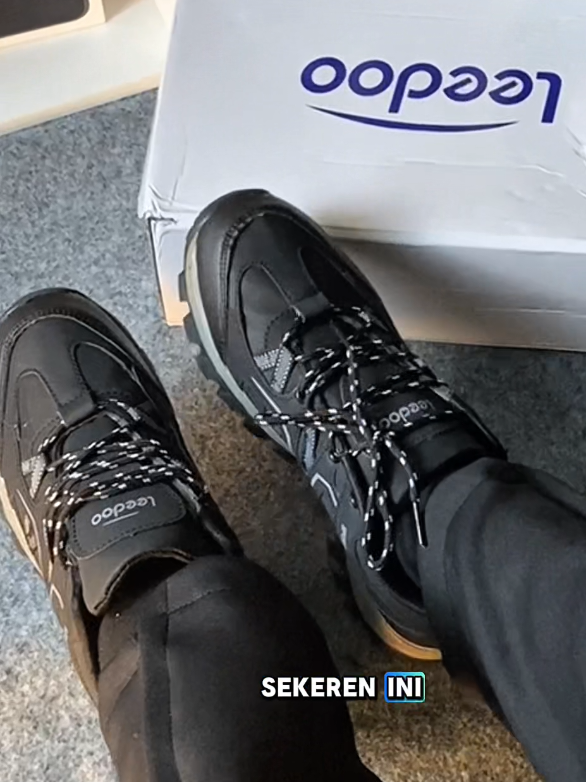 Sepatu hiking pria Leedoo anti slip, kuat, dan nyaman untuk kegiatan outdoor. Cocok untuk hiking, mendaki gunung, trekking, hingga adventure. Desain sporty dengan sol grip kuat dan tahan lama. #SepatuHiking #SepatuGunung #SepatuOutdoor #SepatuAdventure #LeedooShoes 