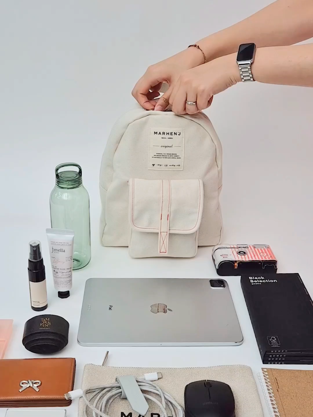 두 손을 자유롭게 할 마크백. 넓은 내부와 아웃포켓으로 크고 작은 모든 수납을 책임집니다. Go hands-free with the Mark Bag. Its spacious interior and easy-access outer pocket are designed to carry it all, big and small. #marhenj #canvasbag #backpack #schoolbag #travelbagpack #마르헨제이 #보부상 #백팩 #20대여자가방 #수납 #대학생 #개강룩 #캠퍼스룩 #여행룩