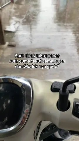 sedih udah asal ujan juga #pyf #katakata #kurirpaket #sad #foryoypage 
