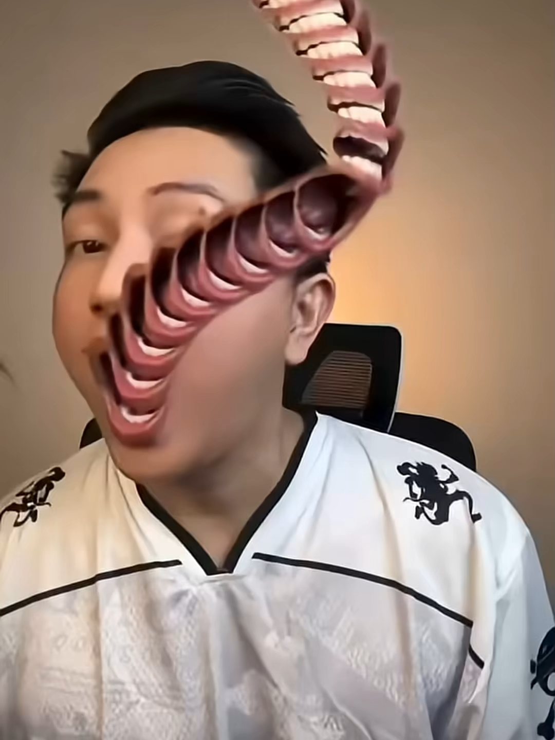 Want hilarious face filters? Catch falling lips & share your funniest moments now! 👇