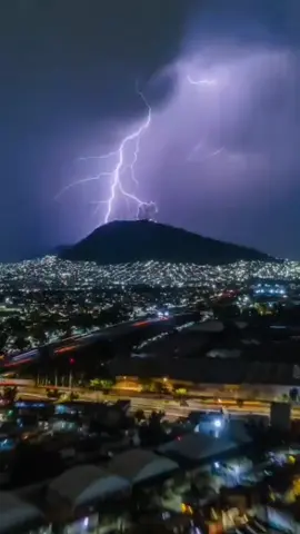 Tormenta eléctrica en CDMX  #Lluvia #CDMX #Tormenta #Comparte #ÚltimaHora 
