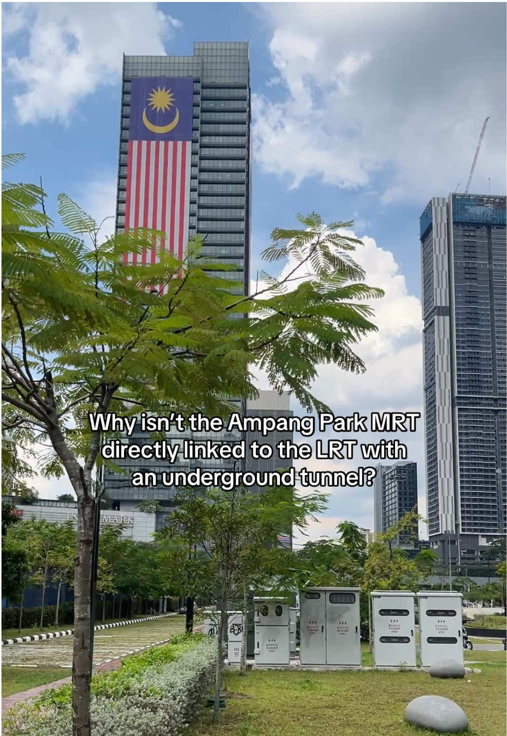 🇲🇾 To transfer between Ampang Park MRT and LRT, you have to exit, walk outside along a covered walkway, then re-enter. There is no underground connection so you have to tap out and back in. But other stations like Titiwangsa & Pasar Seni have a proper underground link. So why not here? #malaysia 