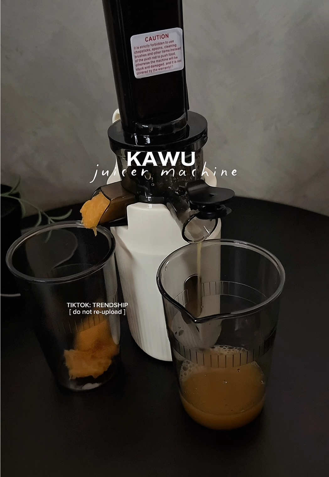 freshly pressed happiness in every sip with this Kawu juicer machine 🍊🥤 babe, cozy season’s almost here, you should definitely add this to your gift ideas 🫣✨ #kawu #juicermachine #giftideas #homefinds #kitchenfinds 