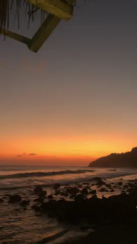 cuma butuh ke laut sesekali sebelum benar benar jadi gila🙂