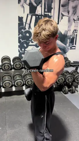 Le mec est né hier  #natty #GymTok #student #16y #bodypositivity Inspi du début et son @dbs. // le caméraman bg @noe 