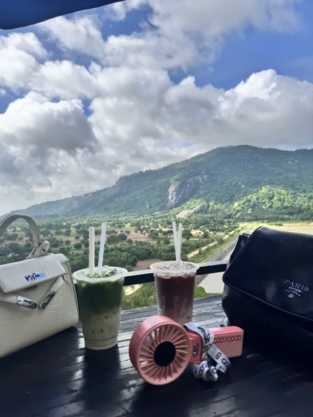 Nếu như chỉ có 1 ngày nghỉ mà chưa biết đi đâu thì nên đi Tri Tôn - An Giang nha. Cảnh đẹp gió mát, có hồ, có núi, có những quán cf ở lưng chừng núi view phải nói là siêu đẹp, đưa máy lên là có ảnh đẹp bởi vì ở đây chưa bị công nghiệp hoá nên còn rất là bình dị luôn. Ăn uống thì thoải mái với giá cả đồ ăn ở đây. Nói chung đáng để trải nghiệm ☺️ #triton #angiang #dulichmientay #phuot #xhh 