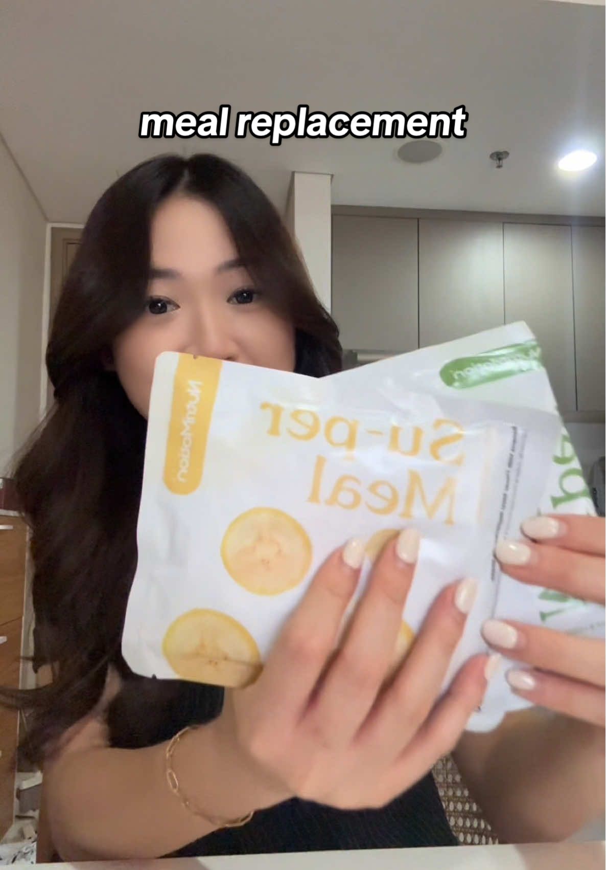 lagi di fase jaga makan dan diet jadi butuh yang bantu diet aku, ternyata meal replacement cocok di diet aku jadi bgebantu banget 🤝🏻 setelah aku coba beberapa kali baru brani ku bikin video dehh #supermealnutrimotion 