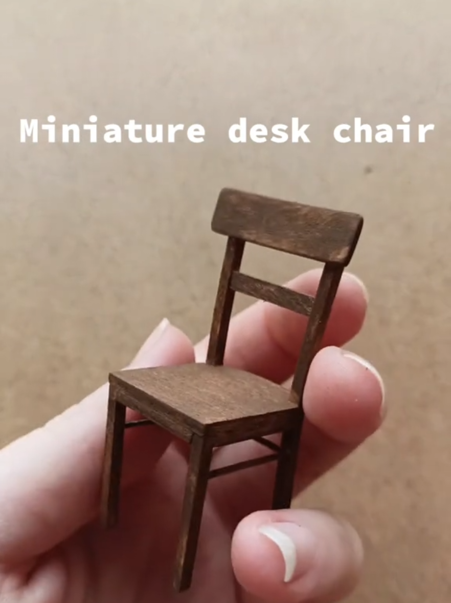 ~  Adoro fare piccoli mobili, anche se è un dramma maneggiare parti molto sottili e vederle rompersi. Ma dato che si pubblicano solo i buoni risultati, il primo tentativo fallimentare, in cui mi si è rotto tutto, farò finta che non sia mai avvenuto 🌚 #miniature #diorama #minithings #woodcraft  #dioramamaker 