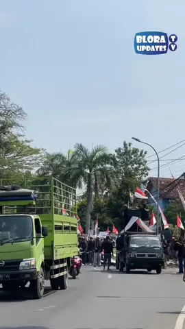 Puluhan warga RW 010 Balun Kandangdoro, Kecamatan Cepu, Kabupaten Blora lakukan aksi demonstrasi di Depan Kantor Kelurahan Balun dan Kantor Kecamatan Cepu, Selasa (12/8).  Diketahui, aksi tersebut diinisiasi lantaran kekecewaan warga terhadap kebijakan Lurah setempat menolak Surat Pernyataan Penguasaan Fisik Bidang Tanah (SPORADIK) terhadap tanah yang telah dikelola puluhan tahun oleh warga setempt itu. Kuasa Hukum Warga RW 010 Kandangdoro Balun, Darda Syahrizal mengatakan, alasan Lurah Balun yang hanya merujuk pada klaim sepihak PT KAI dan kekhawatiran atas dampak hukum jika menandatangani surat pernyataan tersebut, tidak dapat diterima masyarakat setempat. ‘’PT KAI tidak memiliki bukti kepemilikan sah atas tanah yang kami tempati. Dan secara hukum, penandatanganan SPORADIK oleh Lurah tidak menimbulkan konsekuensi pidana maupun perdata, sebab itu merupakan bentuk pelayanan administratif biasa,’’ jelasnya. ‘’Kami menilai bahwa tindakan Lurah Balun adalah bentuk pelanggaran terhadap kewajiban pelayanan publik, serta mencerminkan maladministrasi yang nyata. Lurah tidak dapat dan tidak berwenang bertindak layaknya Badan Pertanahan Nasional (BPN), apalagi mengambil keputusan yang merugikan warga tanpa dasar yang sah,’’ tegasnya. Dalam pantauan dilokasi, para warga menghampiri kantor kecamatan dan ditemui oleh camat cepu.  ‘’Kami juga menyampaikan rasa kecewa terhadap Camat Cepu, Ibu Endah Ekawati. Serta kepada Bupati Blora, Bapak Arief Rohman. Hingga kini, kami belum melihat langkah nyata dan tegas dari keduanya untuk menyelesaikan persoalan ini secara adil dan berpihak kepada rakyat,’’ jelasnya. Camat Cepu, Endah Ekawati mengatakan, pihaknya sudah menemui para warga yang melakukan aksi.  ‘’Kami apresiasi tuntutan dan aksi tersebut. Namun, untuk menjaga kondusivitas kami ajak untuk berdiskusi lebih lanjut di dalam forum. Maunya seperti apa disampaikan saja,’’ ujarnya. Hingga berita ini ditulis, puluhan Warga Kandangdoro masih berdiskusi dengan Camat setempat. #Cepu #KAI #Blora #BloraUpdates