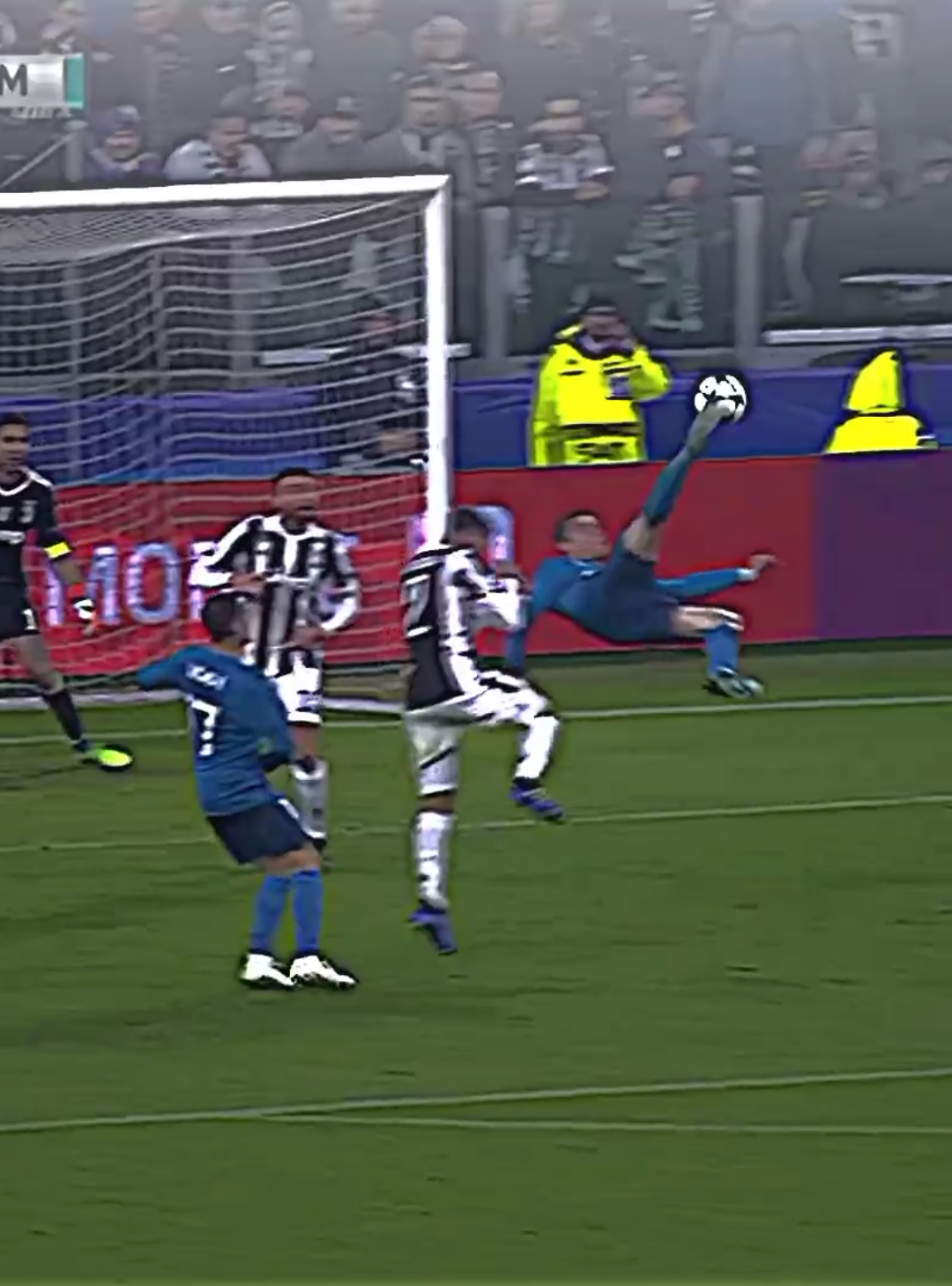 من الذاكرة  هدف رونالدو العالمي ضد اليوفنتوس 🥰🔥 #تيم_بـيـدري⚜️ 