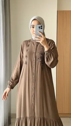 ✨ Tampil anggun & nyaman setiap hari! ✨ 🌸 Moza Maxi Dress Muslim – bahan rayon premium, adem, jatuh cantik, dan busui friendly! 💖 Detail bordir elegan, full kancing, cocok untuk acara santai sampai formal. #dress #gamiscantik #gamisrayon #fyp 