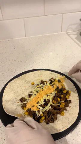 High protein beef burrito 🌯  ✨ Packed 33g of protein to fuel your workouts ✨ Balanced carbs & healthy fats to keep you satisfied ✨ Made fresh, served warm, and oh-so-comforting This isn’t just a burrito – it’s your perfect post-gym refuel or hearty work lunch. 📦 Prepped fresh, delivered to your door. 📲 DM @ambers_kitchen97 to order yours for the week! #AmbersKitchen #HighProteinMeals #MealPrep #BeefBurrito #HealthyEating  
