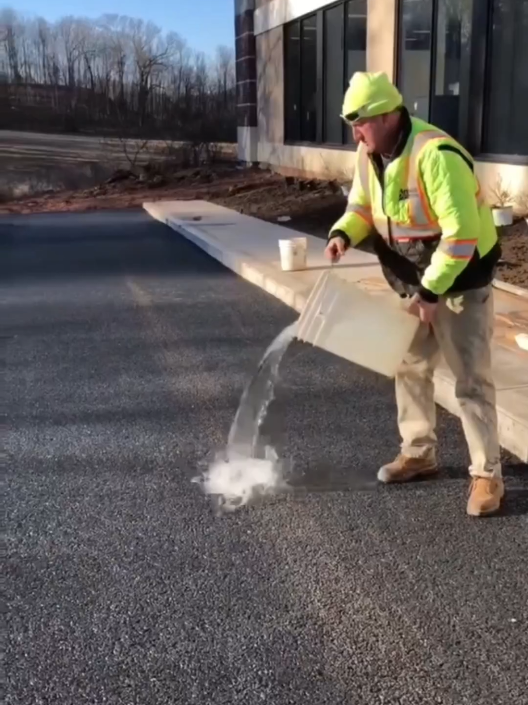 Inilah teknologi jalan aspal berpori yang mampu menyerap air hujan dengan sangat cepat. Didesain menggunakan campuran aspal khusus, air langsung meresap ke lapisan bawah dan dialirkan ke saluran pembuangan. #fyp #viral #fakta #viralvideo 