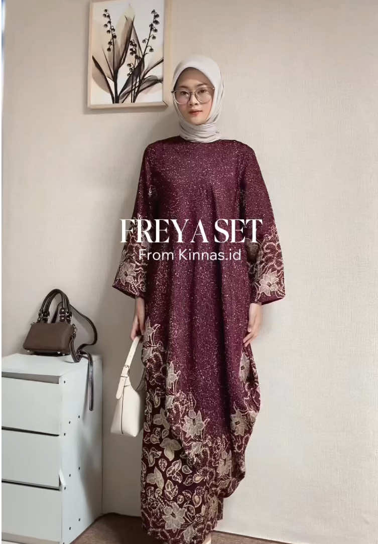 Freya set dari @Kinnas Batik  Di l!nk bio no 298 warna mahogany #tunikmelayu #setkurungmelayu #kinnasbatik #outfitkondangansimple 
