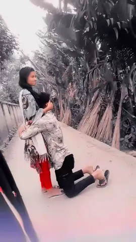 সকালবেলা কেন যে এই রাস্তায় আইলাম আমি।  রাস্তা দিয়ে যাচ্ছি এটা আমি দেখে ভিডিও করছি,  আমি না, জানি না কে এরা