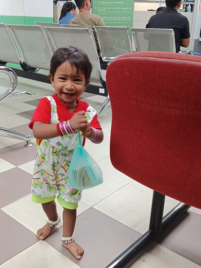 I don't know who this preety little baby is but she really made my day.🥰😇