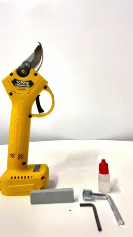 ✂ Tesoura Elétrica a Bateria para Poda – TCP21BSB (sem bateria) Poda até 10x mais rápida que tesouras manuais, com cortes precisos e sem esforço. ✅ Ideal para pomares, vinhas e jardinagem ✅ Design leve e ergonômico ✅ Operação sem fio para maior mobilidade #jardinagem #ferramentas #theblacktools #jardim #horta #ismaferferramentas #ismafer 