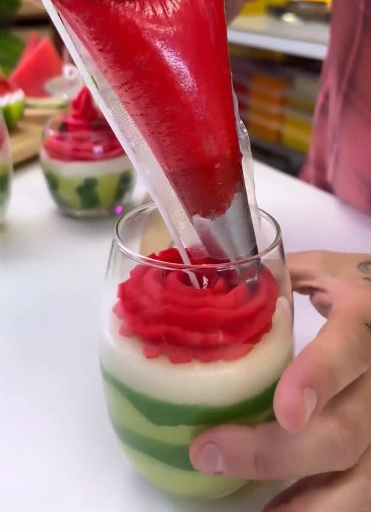 🍉✨ Essa vela de melancia é puro charme! Além de perfumada e artesanal, ela tem um visual que conquista na hora. No vídeo, te ensino o passo a passo pra transformar essa ideia em um presente incrível ou produto lucrativo. Bora criar juntos? 💡🕯️ #VelaDeMelancia #VelaArtesanal #PeterPaiva #FeitoAMão #CrieEVenda