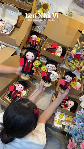 Chúc mừng tốt #totnghiep các bạn trường #vanlanguniversity ✨🌻  Những chiếc doll xinh sẽ nhanh chóng được trao đến các bạn thân yêu nhân dịp quan trọng này 🎓🎓#lenhavi #moclen #moclentheoanh #crochetlove #quatangtotnghiep #hoalentotnghiep #bupbetotnghiep #congratulations #happygraduation #VLU #handmade #crochet #bupbetotnghiep #tiemlensaigon #quantanbinh #gift #xuhuong #fyp #fypシ゚ 