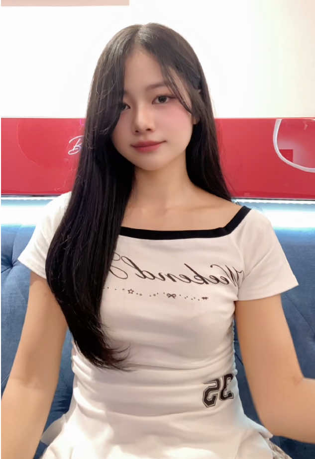 Vậy là cô ta? Không phải em đúng không?