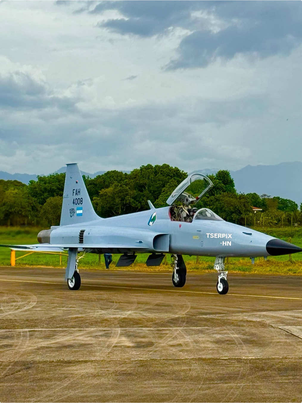 💥⚡ ¡Poder y velocidad en su máxima expresión! El rugido del legendario F-5 rompe el cielo hondureño, dejando huella de pura fuerza y precisión militar. 🇭🇳✈️ Una joya que no solo vuela… ¡impone respeto! 🔥 #FuerzaAéreaHondureña#F5FreedomFighterA#AvionesMilitaresS#SpotterLifeA#AviaciónHonduras 