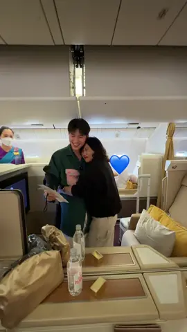เป็นไฟล์ทที่มีความสุขที่สุดในชีวิต ❤️ ความสุขของผมคือการที่ได้เห็นแม่มีความสุข 💙💙 #happymothersday #nutapiwich #thaiairways #firstclass 