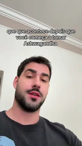 A ashwagandha é uma erva adaptógena usada tradicionalmente na medicina ayurvédica, conhecida por ajudar o corpo a lidar com o estresse físico e mental. Estudos indicam que ela pode reduzir níveis de cortisol, melhorar a qualidade do sono, aumentar energia e resistência física, favorecer o equilíbrio hormonal, apoiar funções cognitivas como memória e atenção, além de contribuir para o fortalecimento do sistema imunológico e para a sensação geral de bem-estar